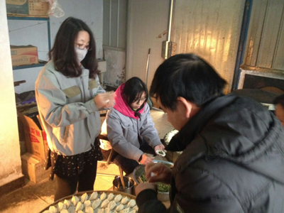 飼料顆粒機(jī)廠家吉姆克家人一起包餃子過(guò)暖暖冬至